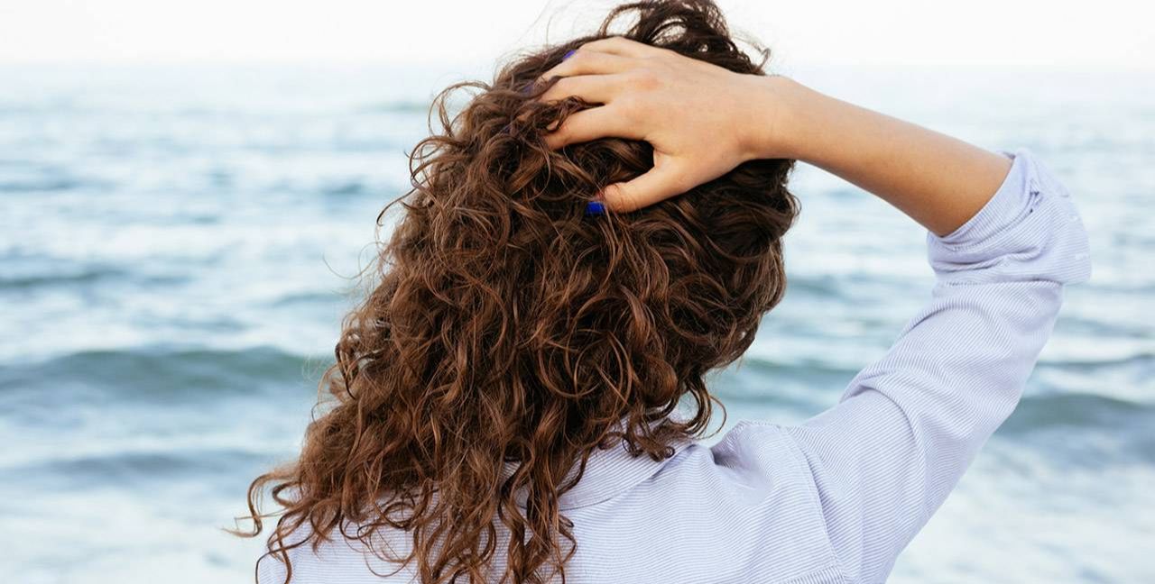 Рекомендации по уходу за кудрявыми волосами - советы профессионалов интернет-магазина «БьютиОпт»